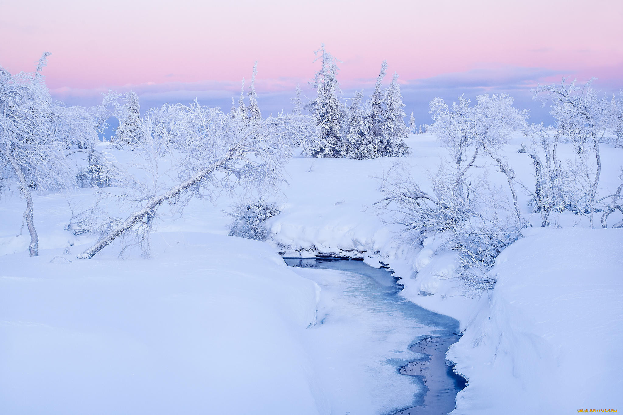 Река снежный сугроб. Зимний пейзаж. Снежный пейзаж. Зимние картинки. Зимний лес с рекой.